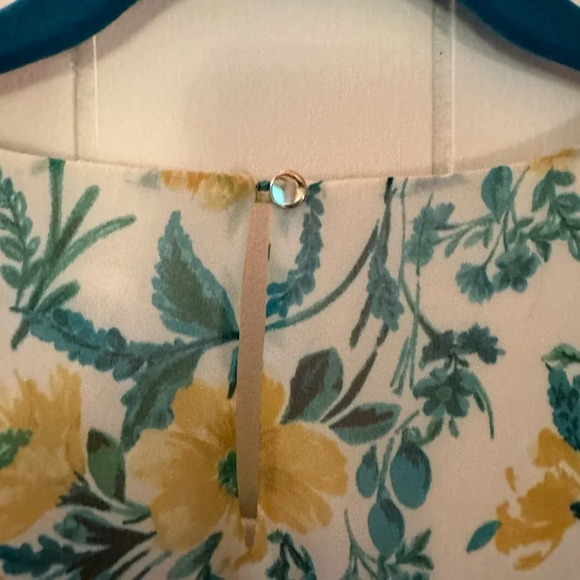 Calvin Klein | Flowy Floral Sleeveless Blouse Top - Picture 6 of 12